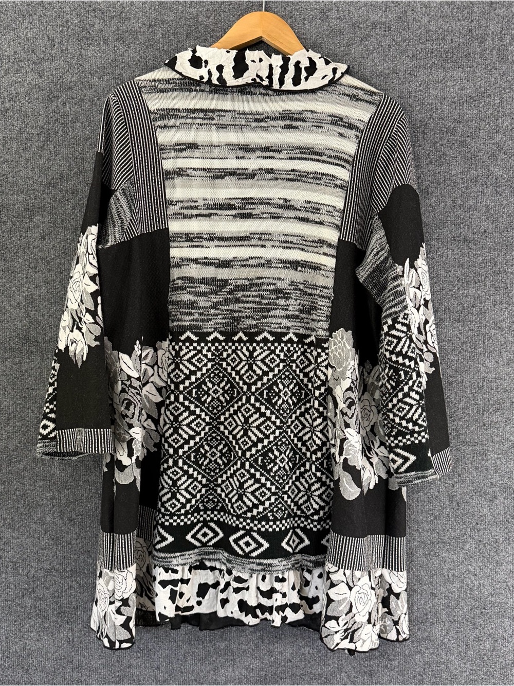 Ali Miles Womens Mixed Floral Cardigan Size 1X Black White Gray Artsy Button - Picture 2 of 8